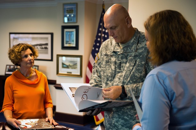 Army Chief of Staff, Gen. Raymond T. Odierno and Mrs. Linda Odierno Read for United Through Reading