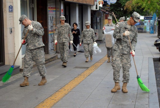 Soldiers help clean-up Itaewon