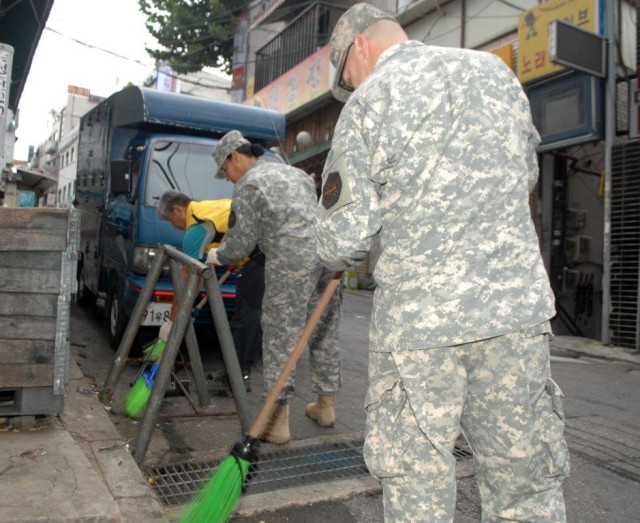 Soldiers help clean-up Itaewon