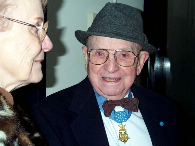 WWII Army veteran, MOH recipient Nicholas Oresko dies