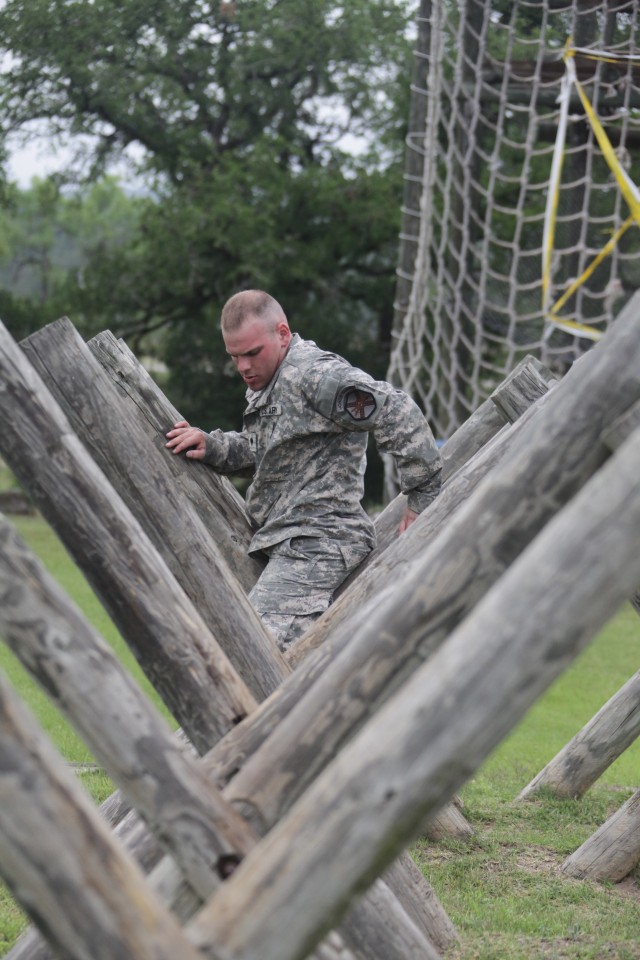 2013 Best Warrior Competition - Day 4: Obstacle Course