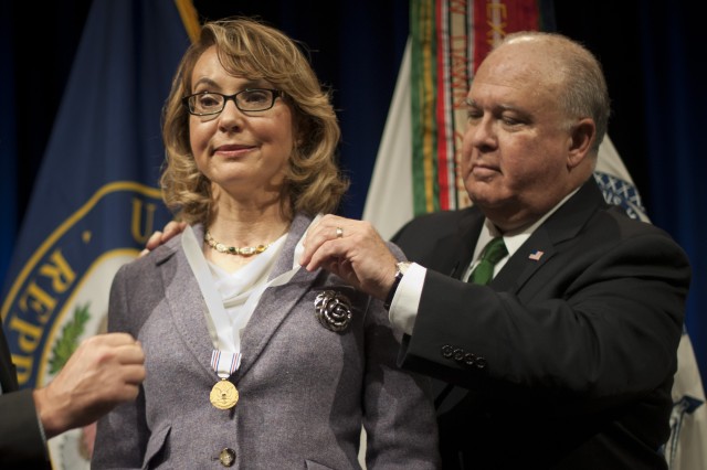 Congresswoman Giffords recognized for service to Soldiers