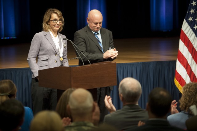 Congresswoman Giffords recognized for service to Soldiers