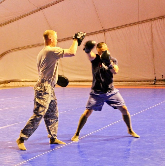 National boxing champ prepares 5th AR Soldiers for boxing smoker
