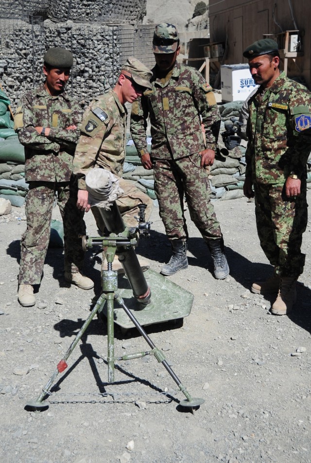 Hang! Fire! Currahes teach the ANA basic 82mm mortar skills