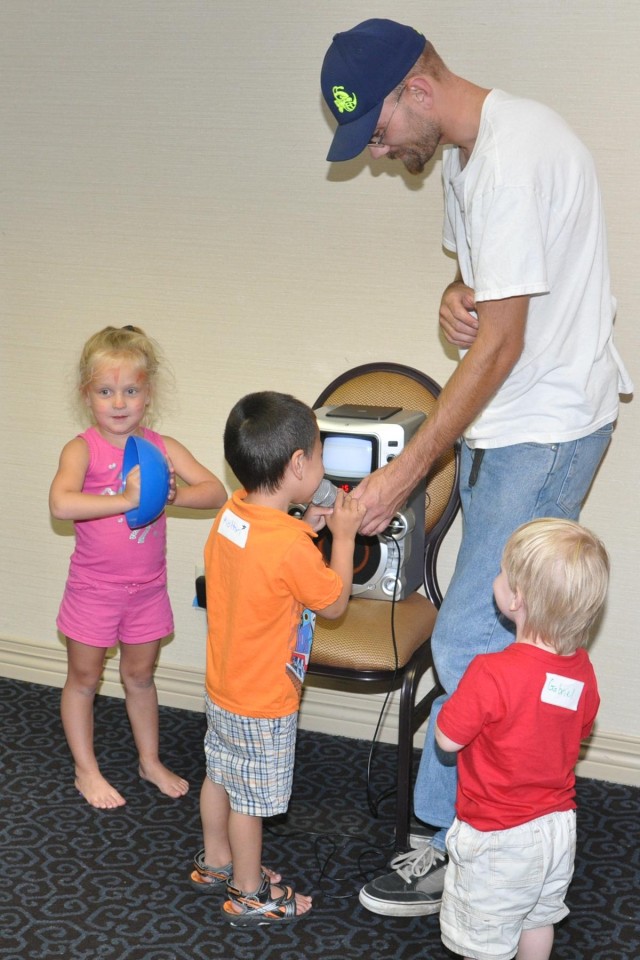 Children of deployed soldiers attend Yellow Ribbon Program Event