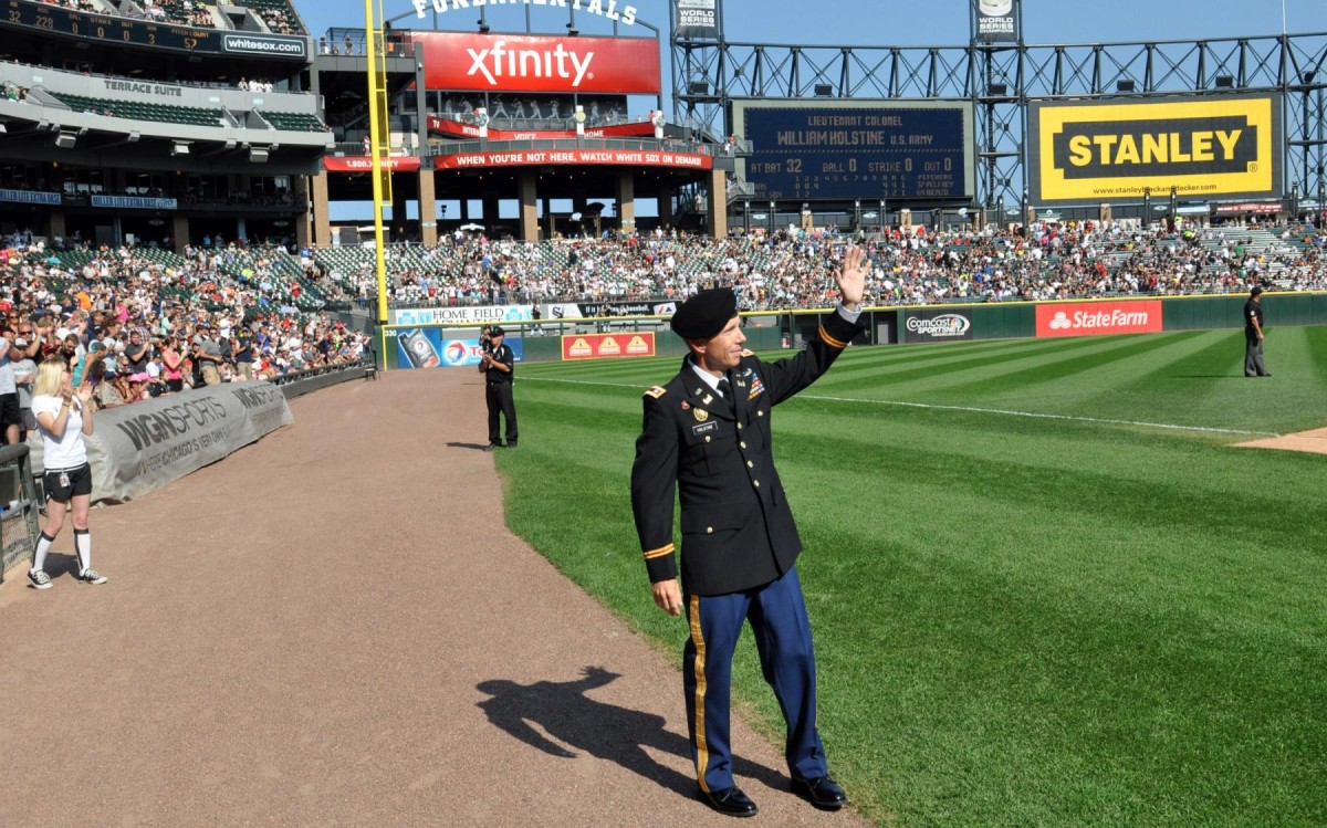 File:Army Reserve Soldier receives honor at Chicago White Sox home