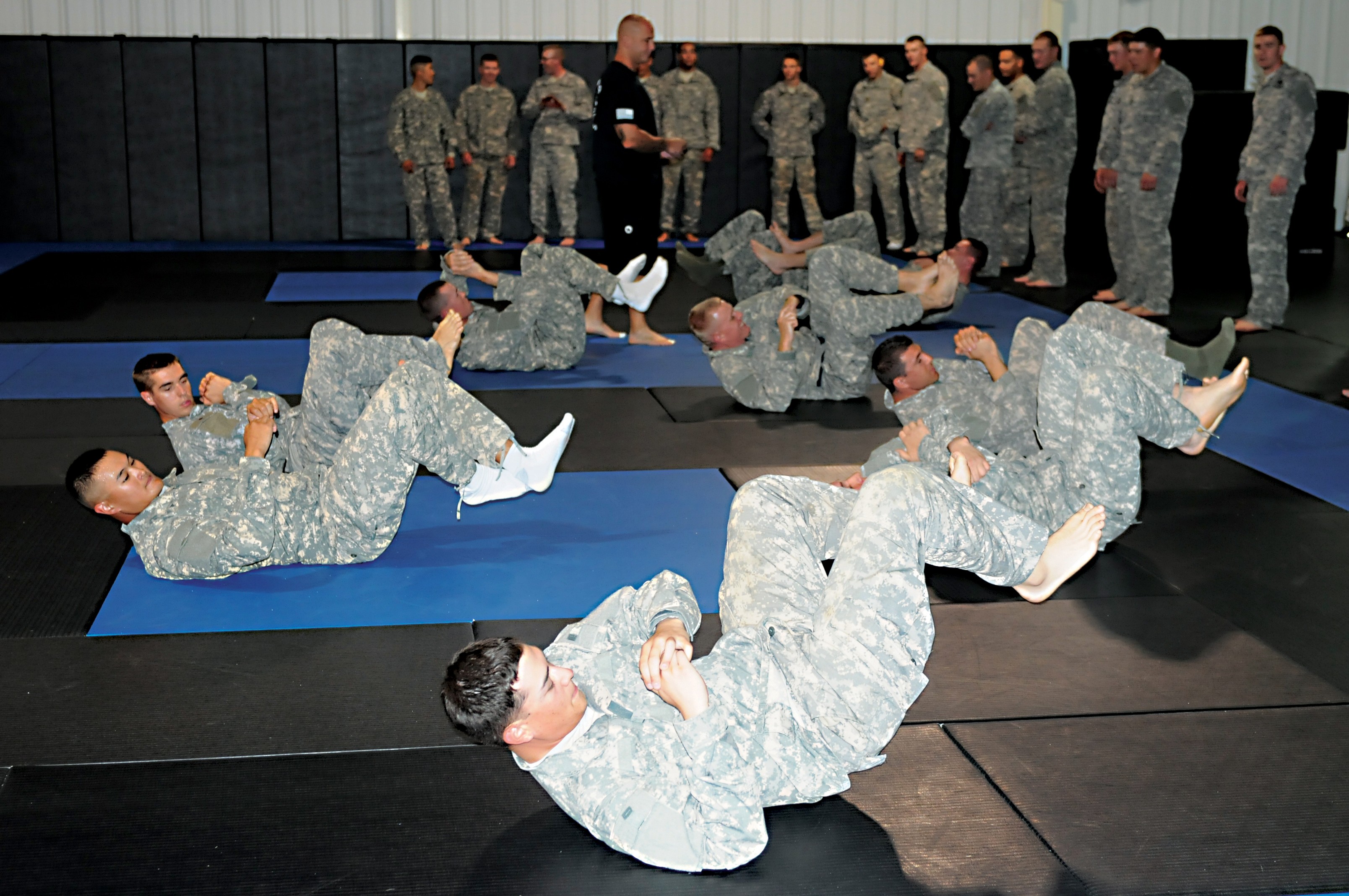 Armor lieutenants learn basic combatives skills | Article | The United ...