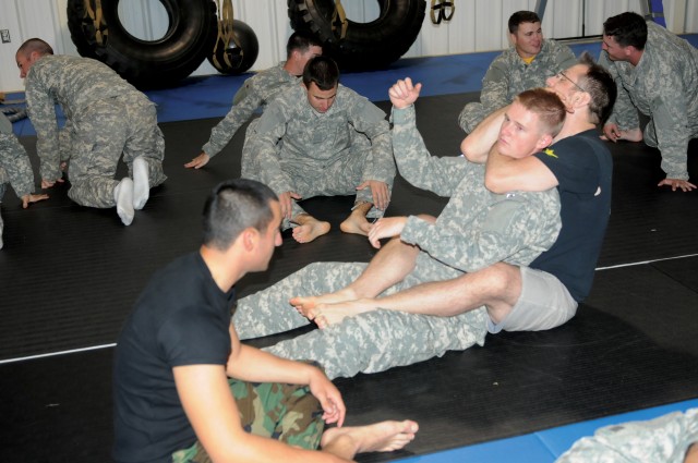 Armor lieutenants learn basic combatives skills | Article | The United ...