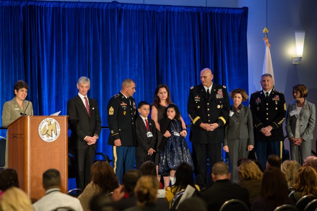 he Association of The United States Army (AUSA) recognizes the Volunteer Family of the Year at the 2013 Exposition