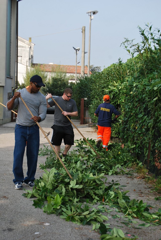 Sky Soldiers clean up Italian city