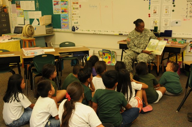 Signal Soldiers read to Elementary School students