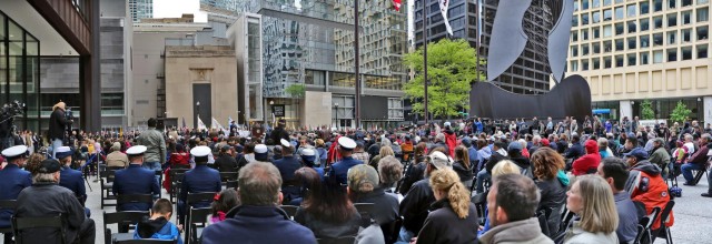 Chicago Memorial Day ereath laying ceremony packs Daley plaza