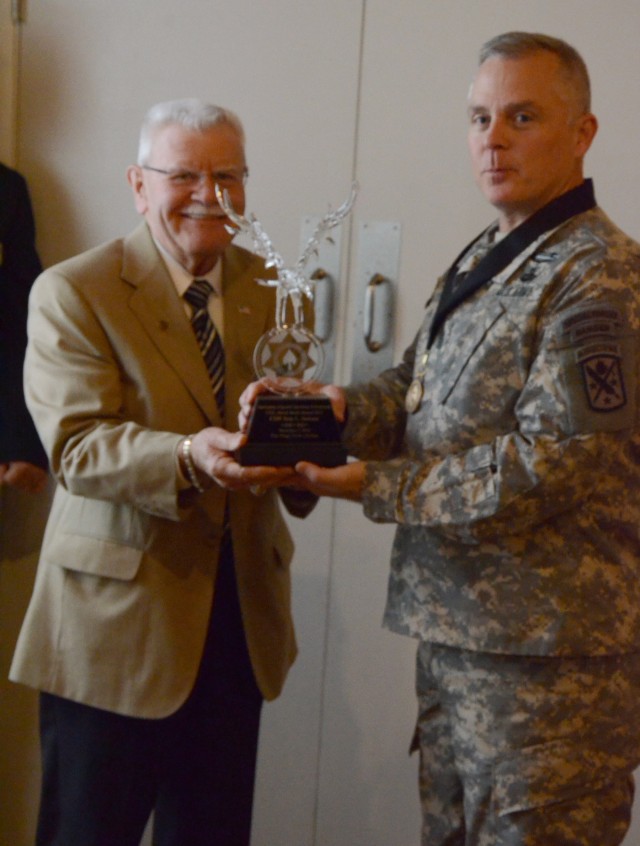 CSM Duncan receives Col. Aaron Bank award