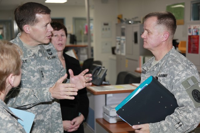 Chief of the Army Reserve visits LRMC