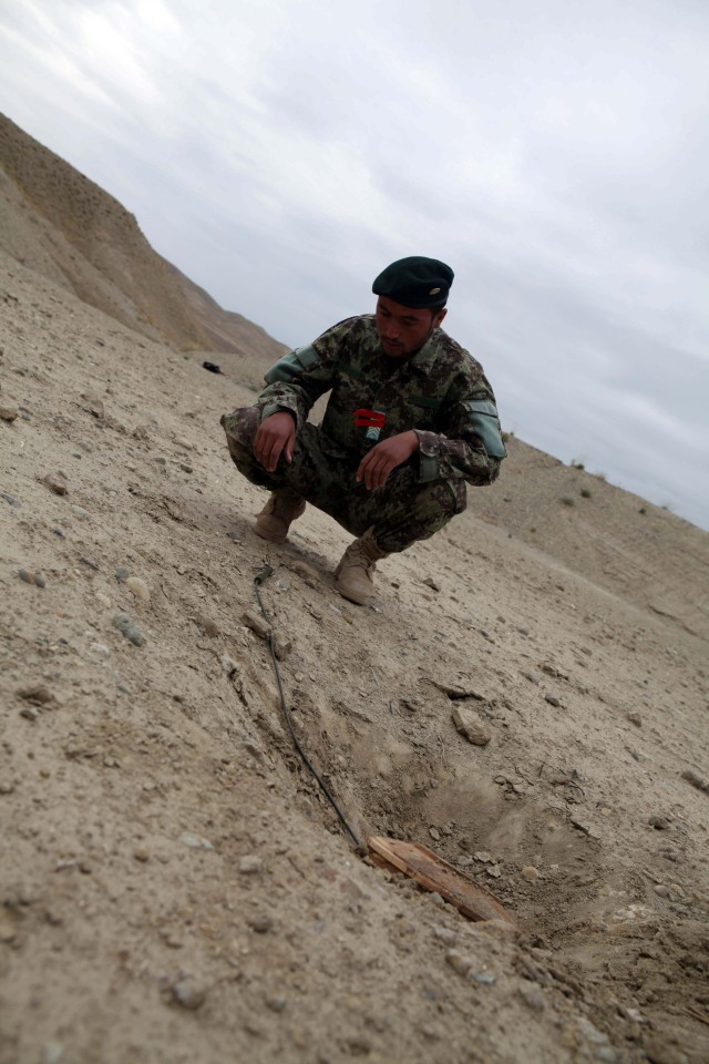 Afghan soldiers conduct training at the Explosives Hazard Reduction Course