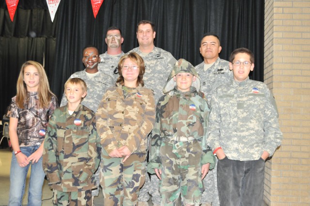 120th IN volunteers in Gatesville Intermediate's "Say No with Camo" Day