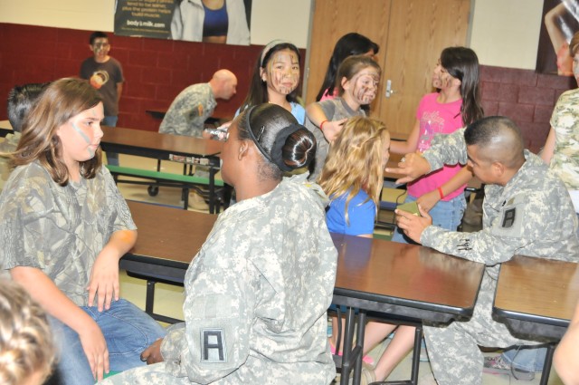 120th IN volunteers in Gatesville Intermediate's "Say No with Camo" Day