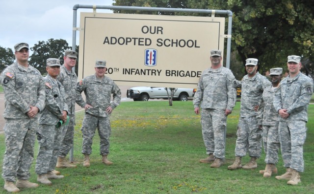 120th IN volunteers in Gatesville Intermediate's "Say No with Camo" Day