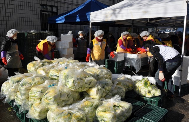 U.S. volunteers make Kimchi for Korean community