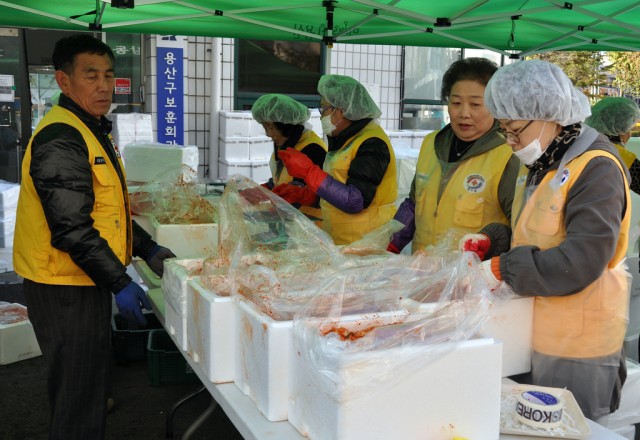 U.S. volunteers make Kimchi for Korean community
