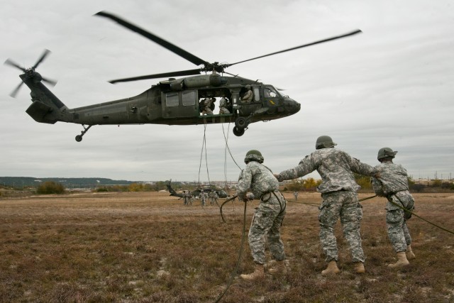 Fort Hood Air Assault School conducts rappel tests