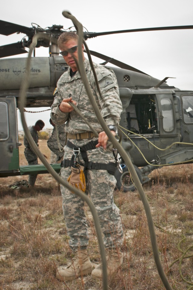 Fort Hood Air Assault School instructor shows students the ropes