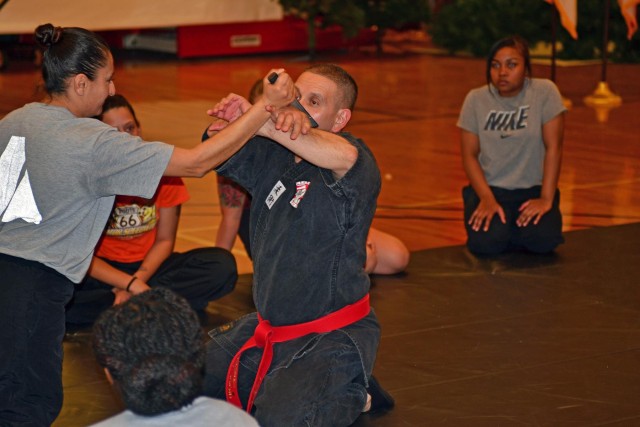 4th CAB teaches self-defense class