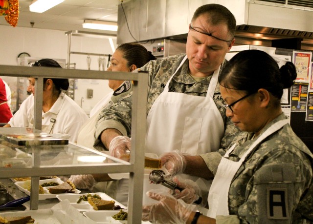 5th AR BDE serves Thanksgiving lunch to students, parents