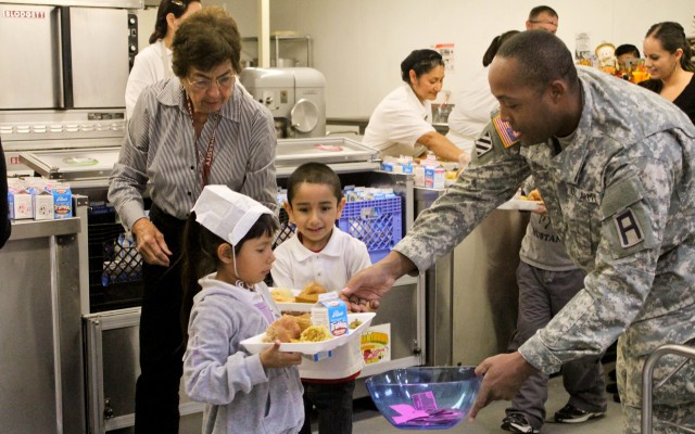 5th AR BDE serves Thanksgiving lunch to students, parents