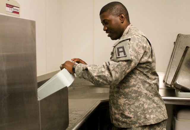 5th AR BDE serves Thanksgiving lunch to students, parents