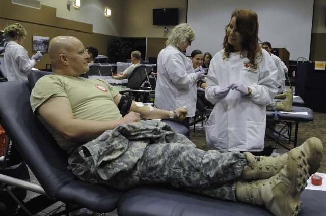 'Big Red One' Soldiers donate blood ahead of Thanksgiving holiday