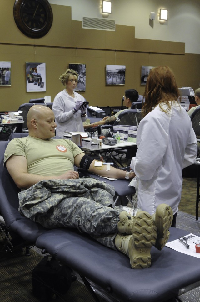 'Big Red One' Soldiers donate blood ahead of Thanksgiving holiday