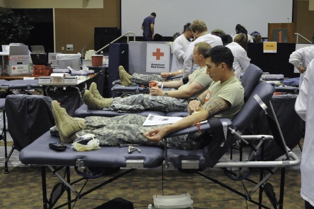 'Big Red One' Soldiers donate blood ahead of Thanksgiving holiday