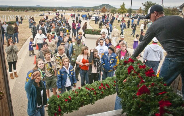 More than 1,000 volunteers place Christmas wreaths at Central Texas State Veterans Cemetery