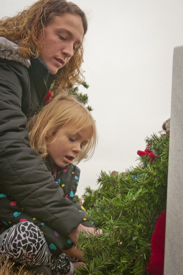 Christmas wreaths placed by the thousands at Central Texas State Veterans Cemetery