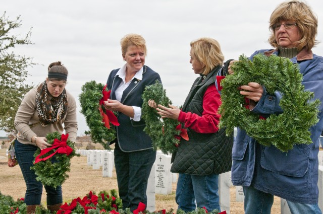 More than 1,000 volunteers place Christmas wreaths on the graves of the fallen