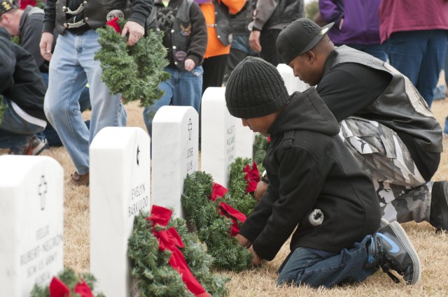 Over 1,000 volunteers place Christmas wreaths for fallen warriors