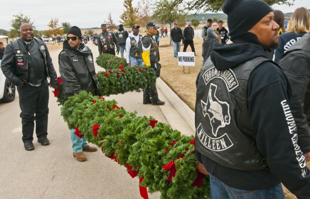 Motorcycle club helps place Christmas wreaths for fallen veterans