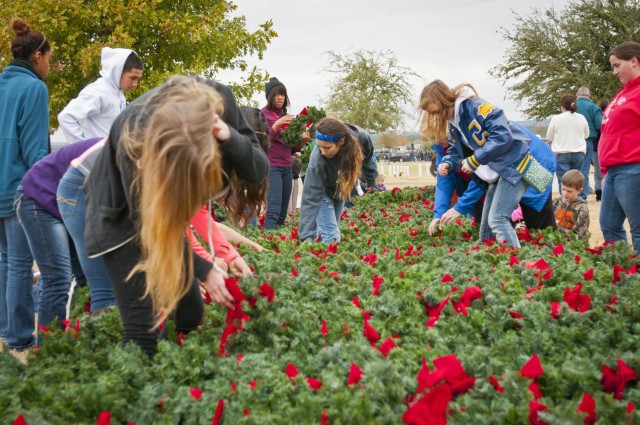 Over 1,000 volunteers place Christmas garlands at Central Texas State Veterans Cemetery