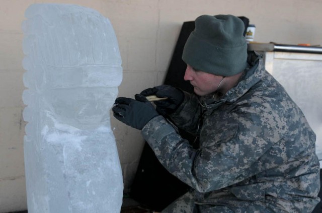 Soldiers create works of art for Thanksgiving