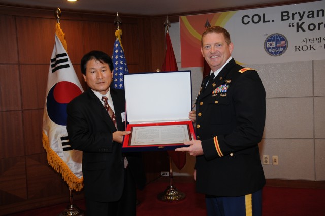 Far East District commander receives honorary Korean name