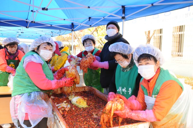 District volunteers help make kimchi for those in need