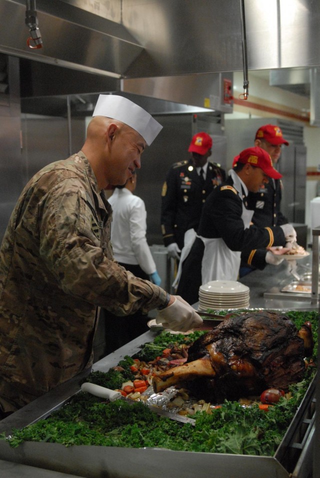 3rd Infantry Division Thanksgiving tour of dining facilities