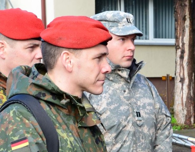 German, U.S. military police share ideas