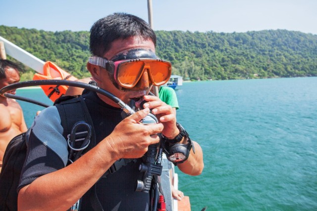 Army, Cambodia divers work together to de-mine Pacific waters