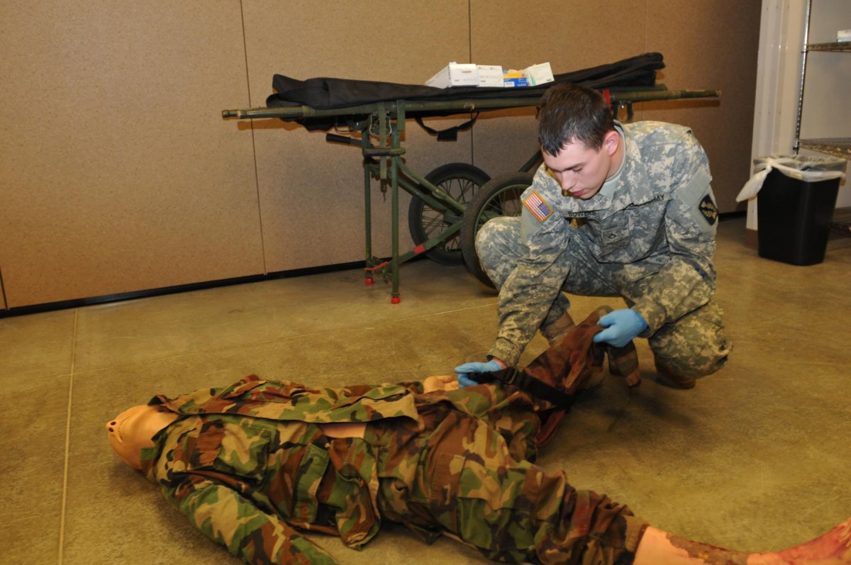 Signal soldiers learn combat medical skills | Article | The United ...