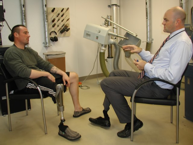 Wounded warrior helps fellow amputees at VA prosthetics clinic