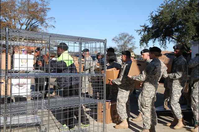 Sustainers, MEDDAC help spread holiday cheer at VA Center