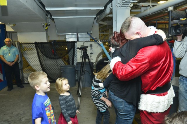 Soldier surprises family as Scuba Claus